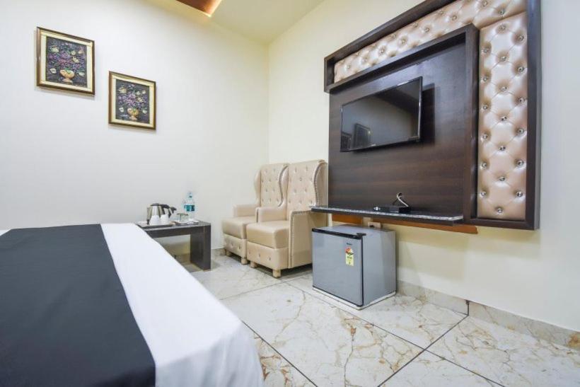 Hotel Ravi Residency ชลันธระ ภายนอก รูปภาพ